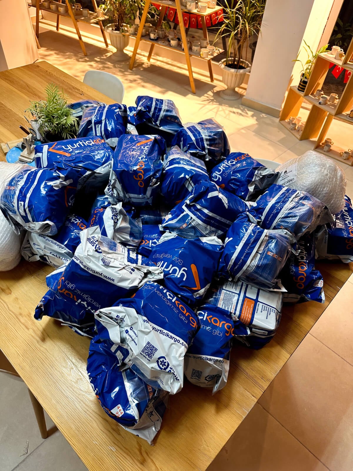 kargoya teslim edilecek paketlenmiş kupalar fincanlar el yapımı jalo ceramic seramik