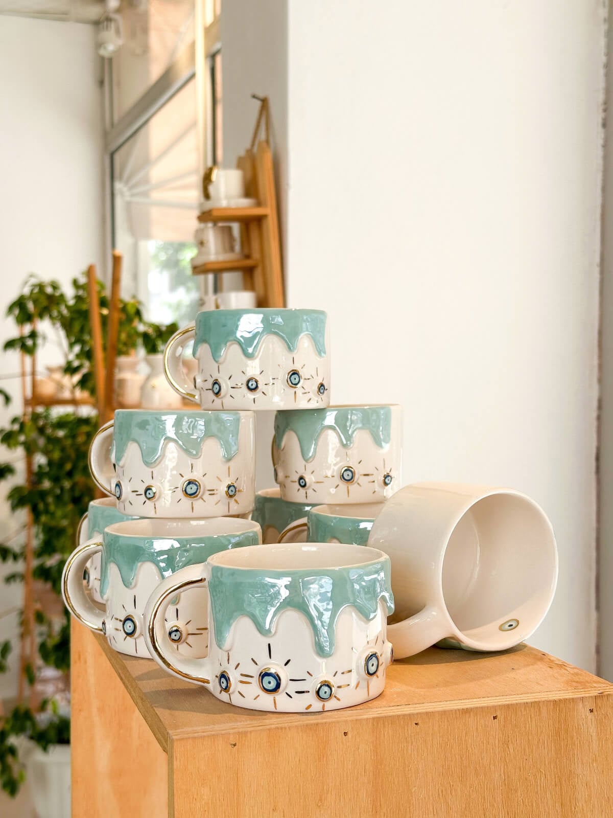 nazar boncuklu kupaların üstüste fotoğrafı el yapımı jalo ceramics  seramik